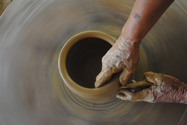 A potter makes a jar from clay at the pottery village of Thanh Hà in Hội An City. The traditional craft is an attraction to tourists when visiting Hội An. — VNS Photo Công Thành A potter makes a jar from clay at the pottery village of Thanh Hà in Hội An City. The traditional craft is an attraction to tourists when visiting Hội An. — VNS Photo Công Thành