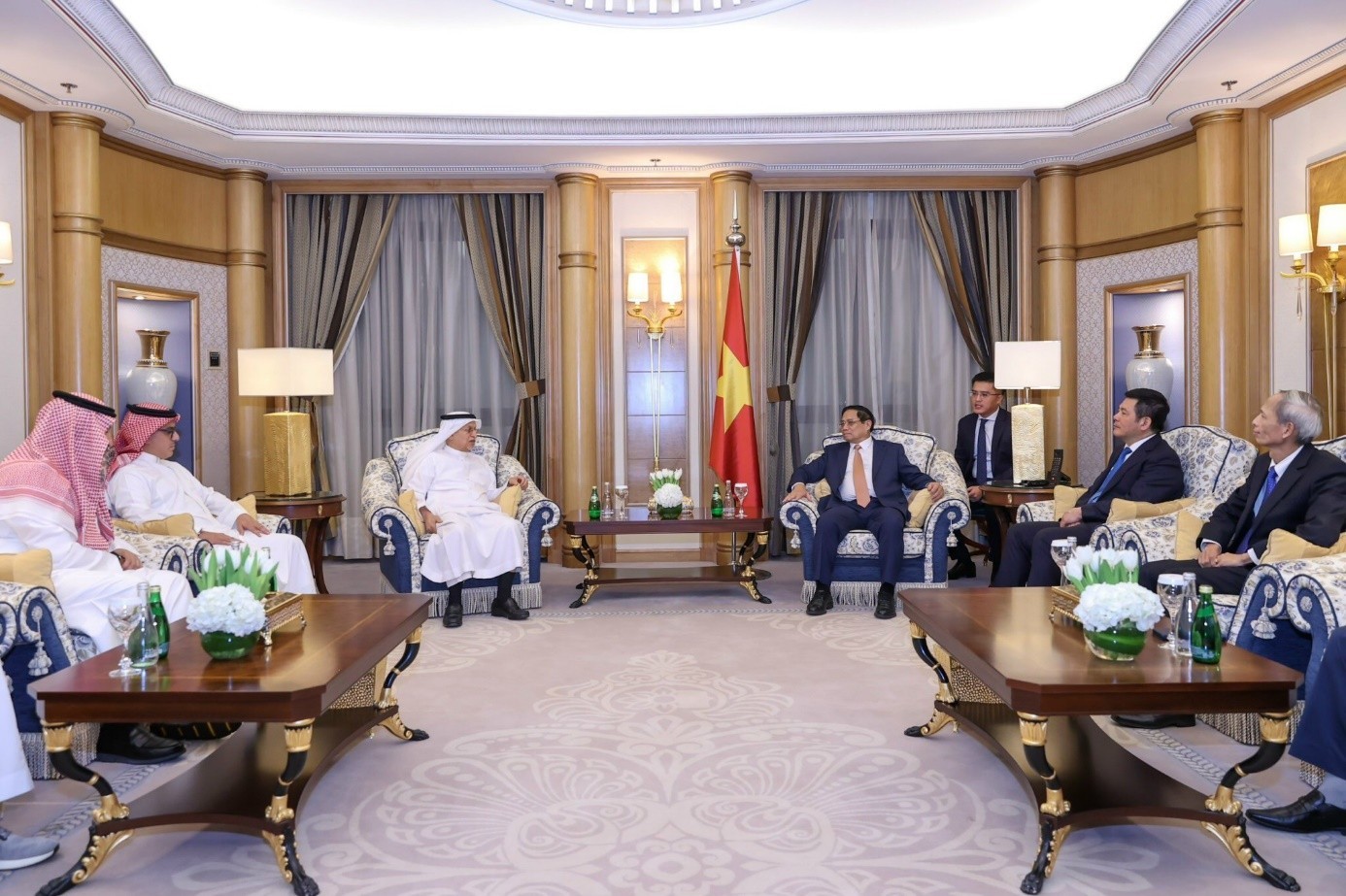 Minister of Industry and Trade Nguyen Hong Dien attends the meeting between PM Pham Minh Chinh and the Chairman of Zamil Group 