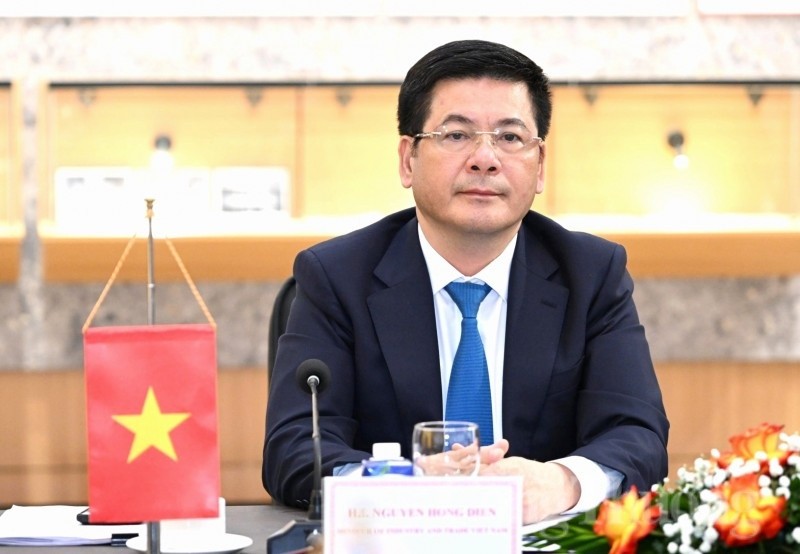 Minister of Industry and Trade Nguyen Hong Dien at the October-13 meeting with French Ambassador to Vietnam Olivier Brochet  Minister of Industry and Trade Nguyen Hong Dien at the October-13 meeting with French Ambassador to Vietnam Olivier Brochet