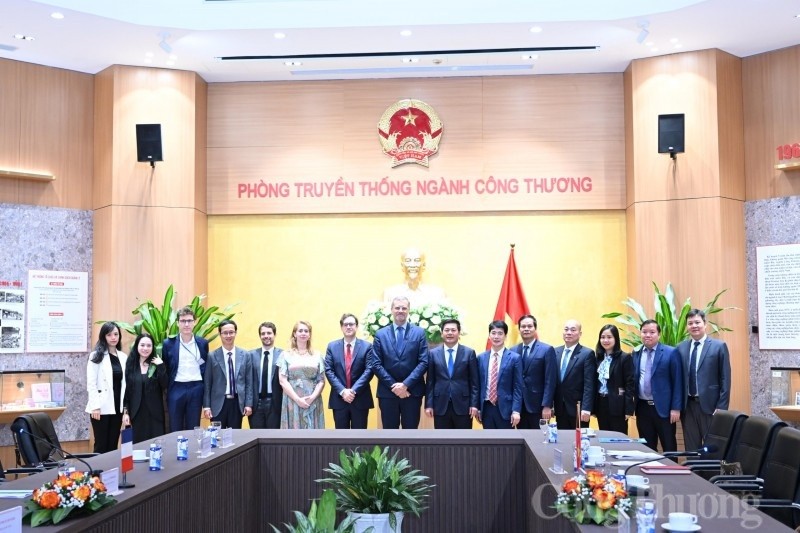 Minister of Industry and Trade Nguyen Hong Dien and French Ambassador to Vietnam Olivier Brochet take photos with meeting participants Minister of Industry and Trade Nguyen Hong Dien and French Ambassador to Vietnam Olivier Brochet take photos with meeting participants