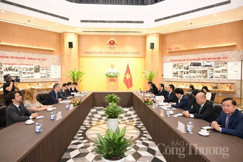 The October-13 meeting between Minister of Industry and Trade Nguyen Hong Dien and French Ambassador to Vietnam Olivier Brochet The October-13 meeting between Minister of Industry and Trade Nguyen Hong Dien and French Ambassador to Vietnam Olivier Brochet
