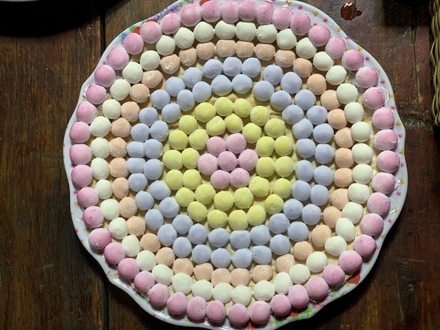 A tray of colourful bánh thắng dền is prepared to serve diners. Photo hanoimoi.vn A tray of colourful bánh thắng dền is prepared to serve diners. Photo hanoimoi.vn