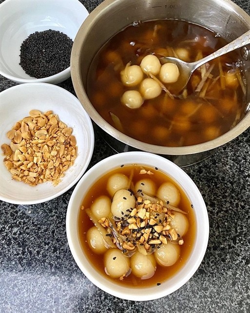 The cake is more enjoyable when topped with roasted peanuts and sesame. Photo luhanhvietnam.com.vn The cake is more enjoyable when topped with roasted peanuts and sesame. Photo luhanhvietnam.com.vn