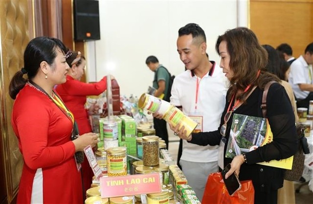 Delegates visit booths introducing Vietnamese and Chinese products within the Vietnam-China International Trade Fair. — VNA/VNS Photo Quốc Khánh