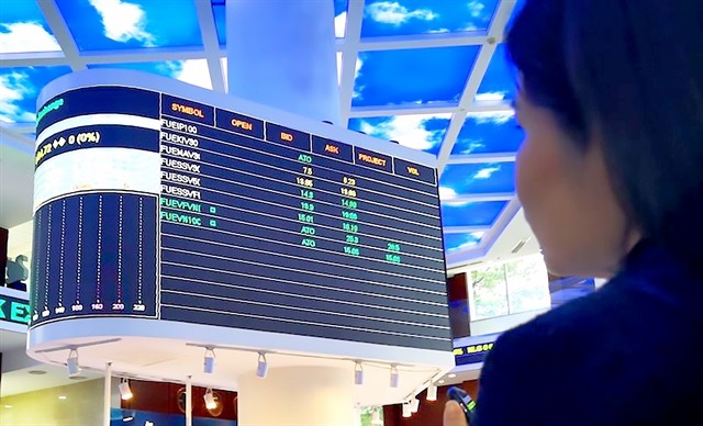 An investor watch the market at HCM City Stock Exchange. The State Securities Commission would make the effort to upgrade the market by 2025, attract foreign capital into the stock market to develop the economy which would also promote the development of the fund industry. — VNA/VNS Photo