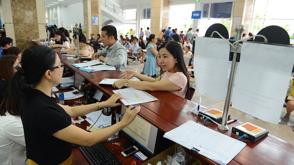 Officials of HCM City Tax Department guide the public on tax procedures. — Photo nld.com.vn