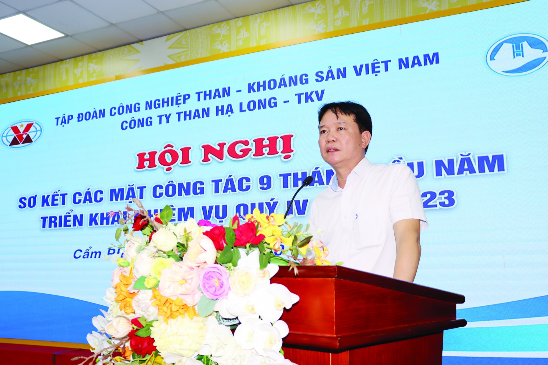 Company director Nguyen Dinh Thinh addresses the meeting summarizing the results of the first nine months of 2023 and deploying the tasks of the fourth quarter 