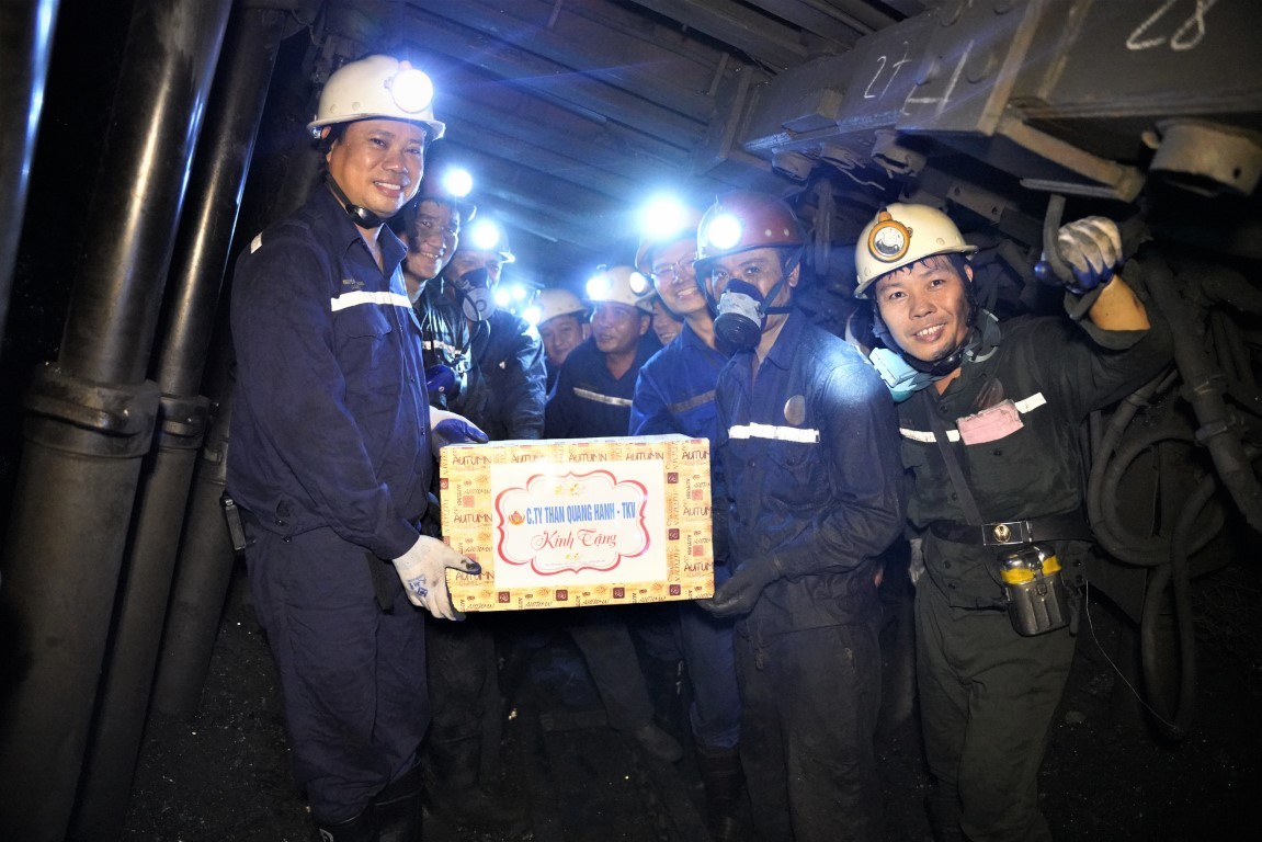 Director Nguyen Tat Dung presents gifts to miners of Quang Hanh Coal Joint Stock Company’s Mining Workshop 4