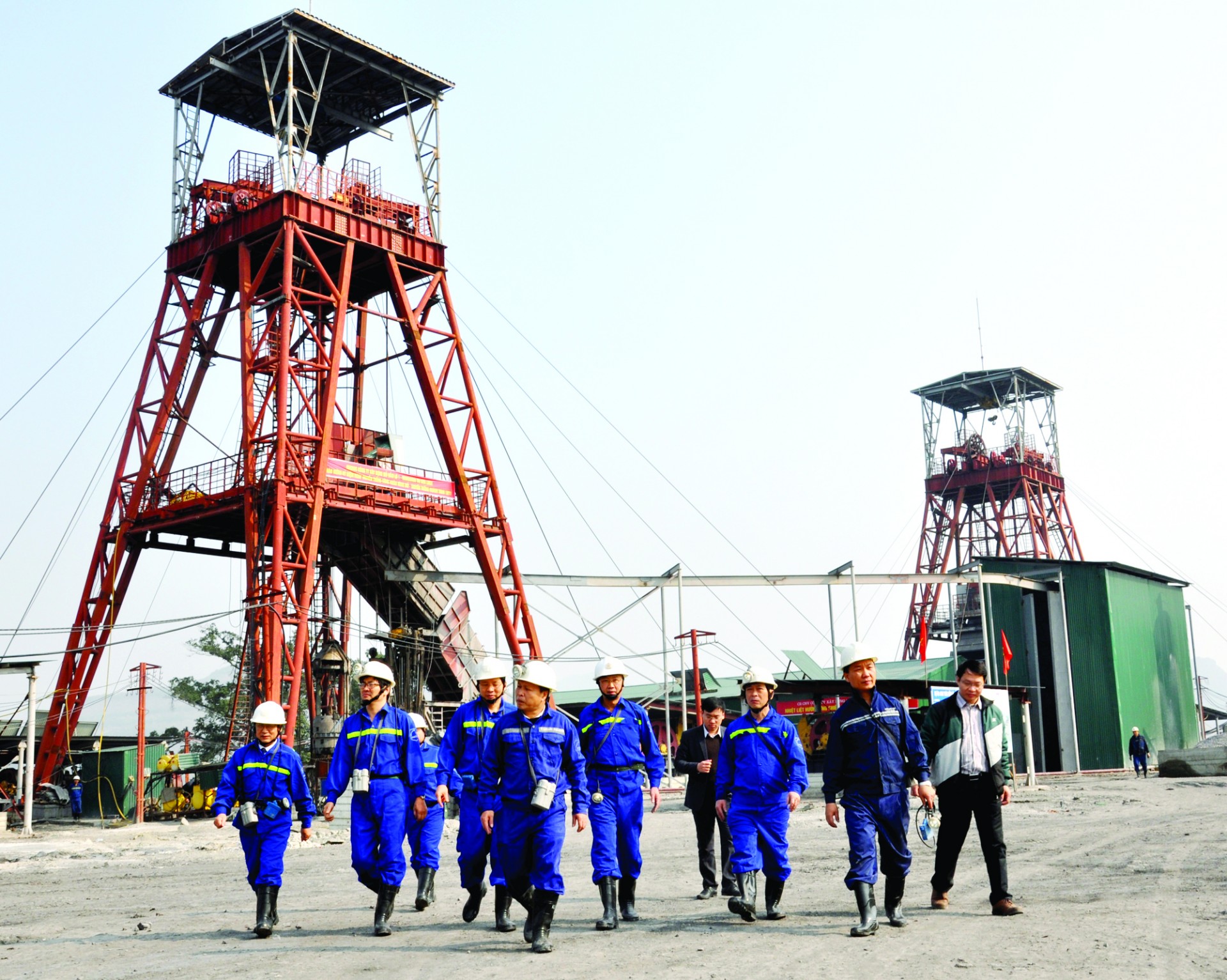 Ministry of Industry and Trade officials inspect the construction of the vertical shaft designed by the institute for coal mining at Nui Beo mine