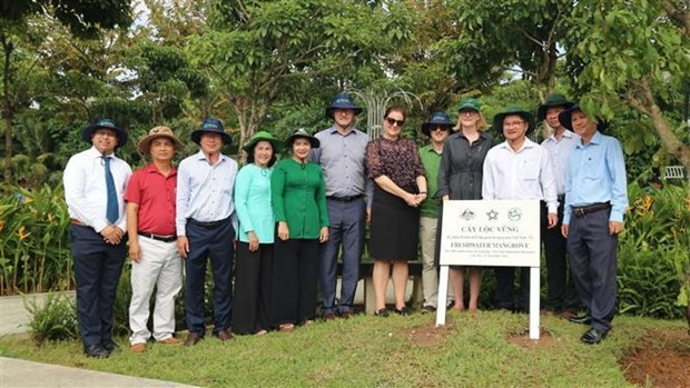 Representatives from agencies and organisations take part in a tree-planting event to mark the 50th anniversary of diplomatic relations between Vietnam and Australia in Can Tho city. (Photo: VNA)cho ảnh
