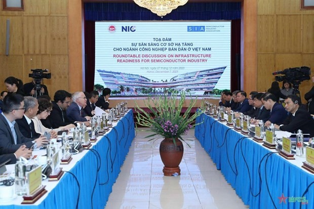 Participants at the roundtable on Vietnam’s infrastructure readiness for semiconductor industry (Photo: VNA)