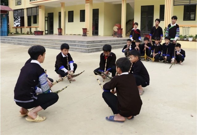 Ethnic students practise a 'khèn' dance at Kim Nọi Primary and Secondary Boarding High School in Mù Cang Chải District. — VNA/VNS Photo Tuấn Anh Ethnic students practise a 'khèn' dance at Kim Nọi Primary and Secondary Boarding High School in Mù Cang Chải District. — VNA/VNS Photo Tuấn Anh