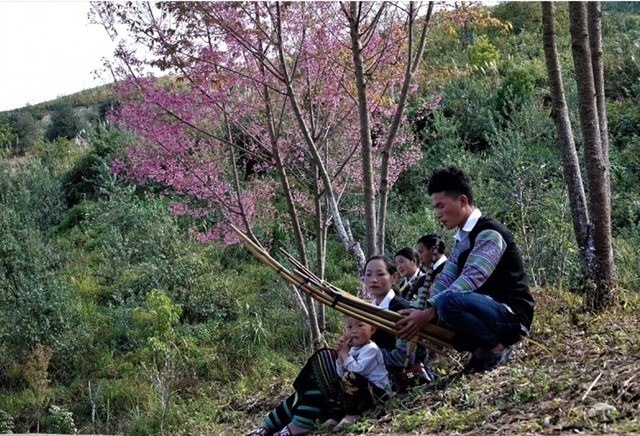 A Mông man in Mù Cang Chải plays the 'khèn'. — Photo vov.vn A Mông man in Mù Cang Chải plays the 'khèn'. — Photo vov.vn