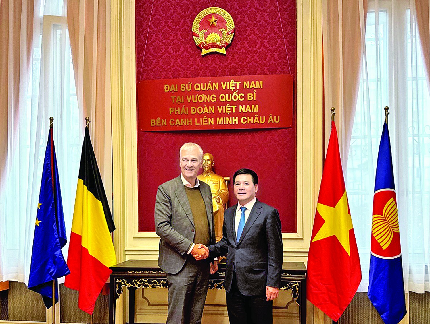 Vietnamese Minister of Industry and Trade Nguyen Hong Dien (right) and First Vice President of the Belgian Senate Andries Gryffroy - photo: Ministry of Industry and Trade Vietnamese Minister of Industry and Trade Nguyen Hong Dien (right) and First Vice President of the Belgian Senate Andries Gryffroy - photo: Ministry of Industry and Trade