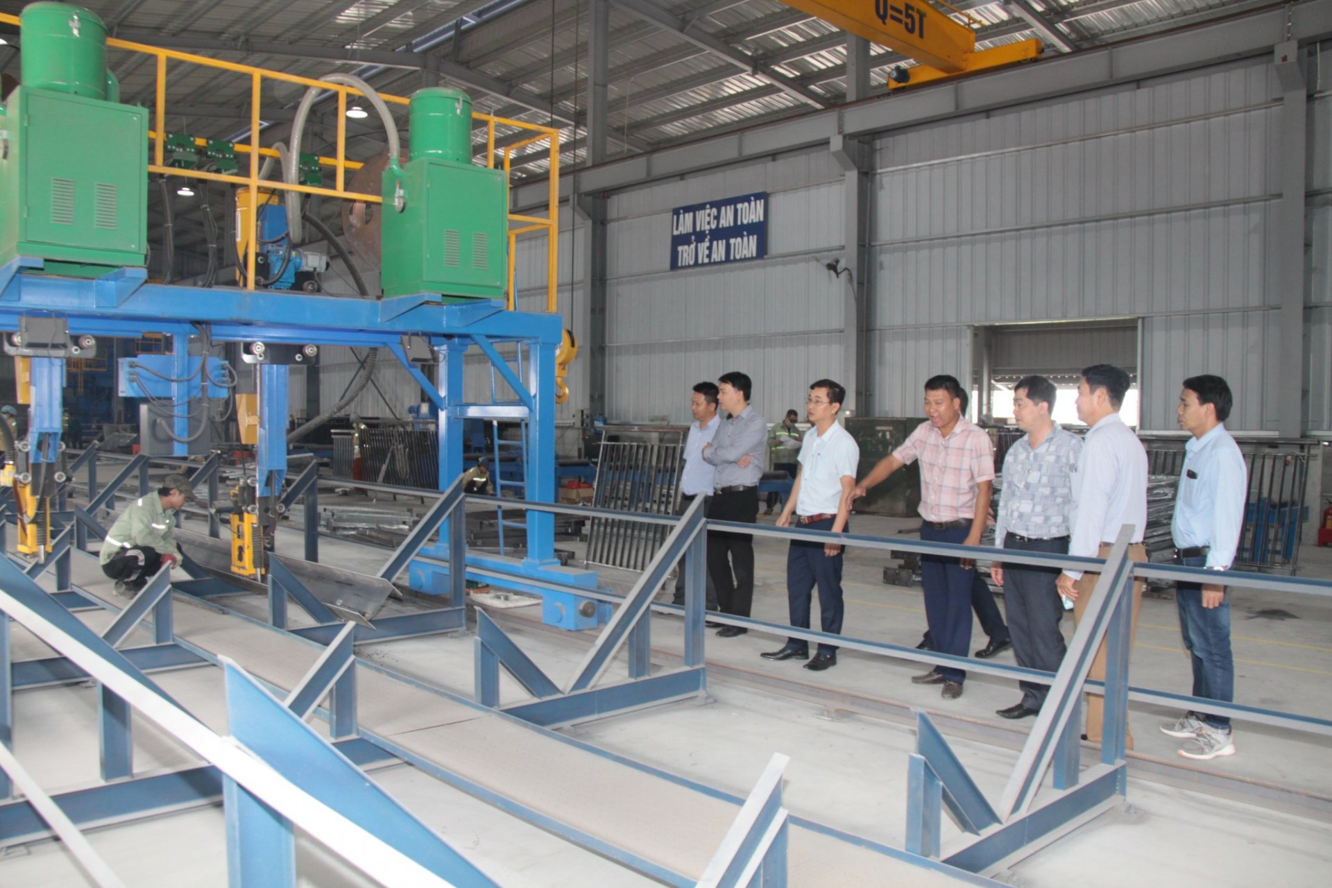 Testing a national industry promotion project “Demonstration model of prefabricated steel structure production” in the northern province of Ha Nam - photo: Van Doc