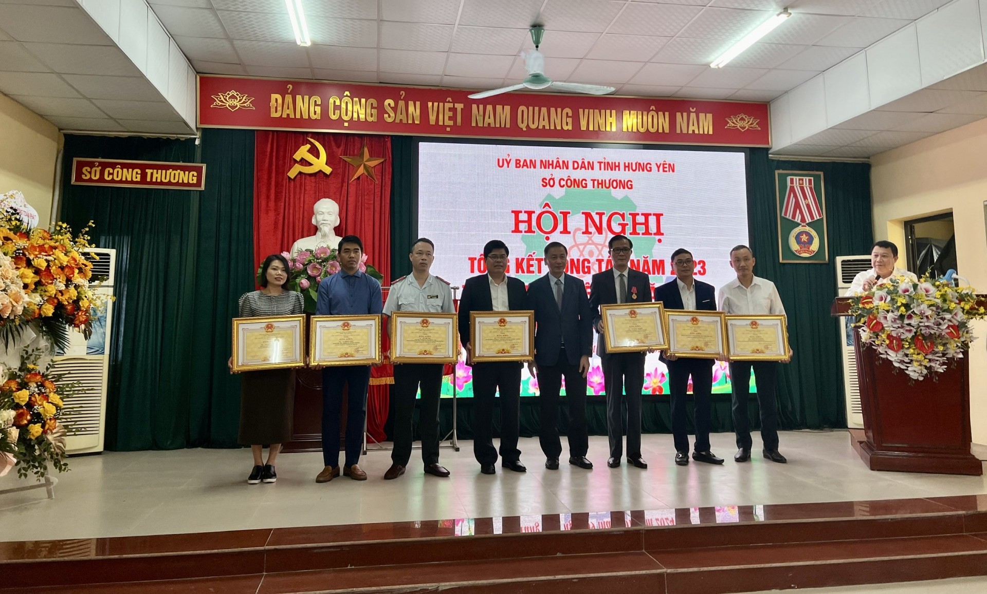 Hung Yen Province People’s Committee Vice Chairman Nguyen Hung Nam (fourth right) hands over Certificates of Merit to individuals and organizations of the provincial industry and trade sector in 2023 