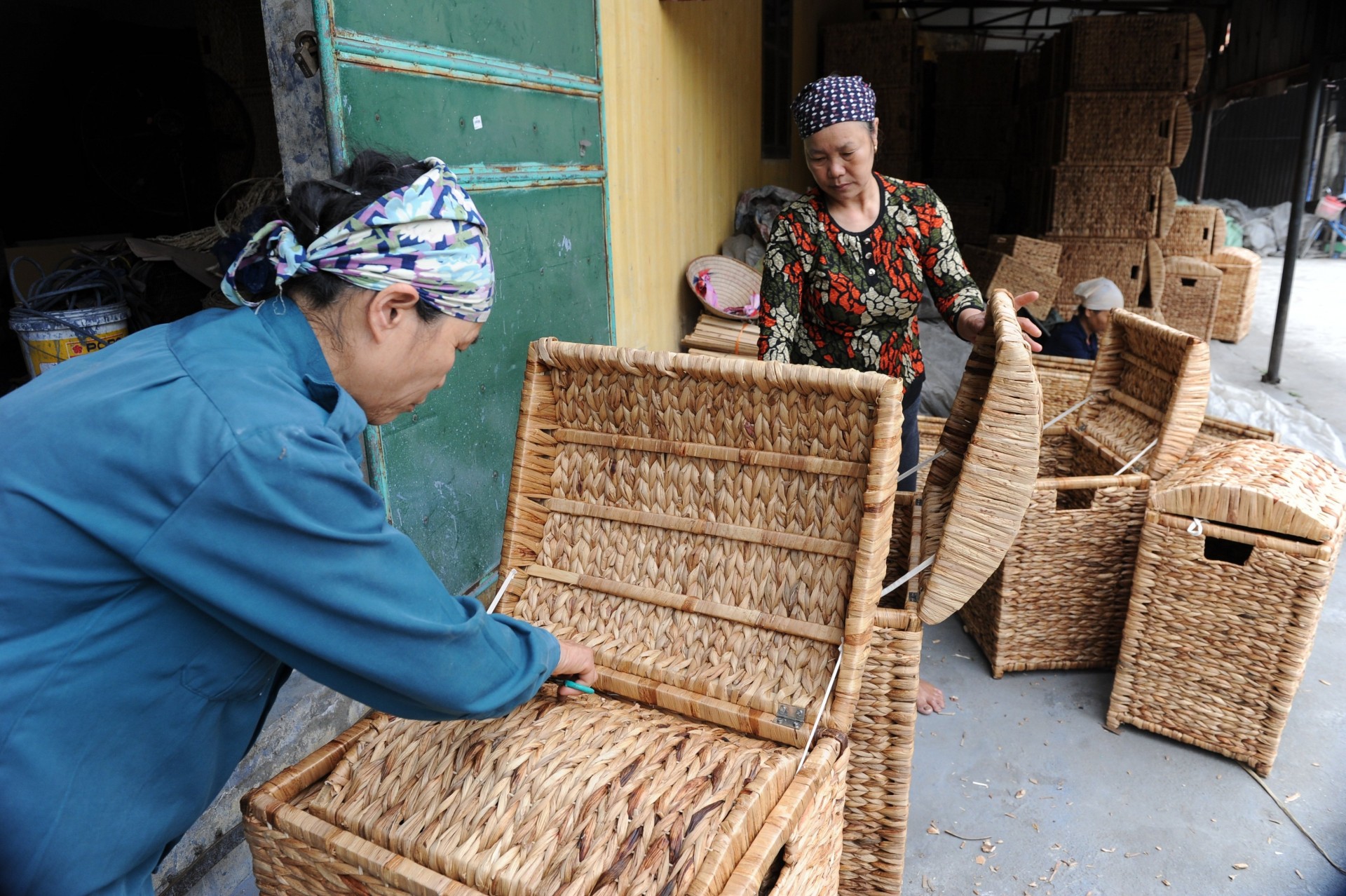 Production at a Gleichenia linearis weaving craft village in Phu Tuc Commune of Hanoi’s Phuc Xuyen District - photo: Can Dung