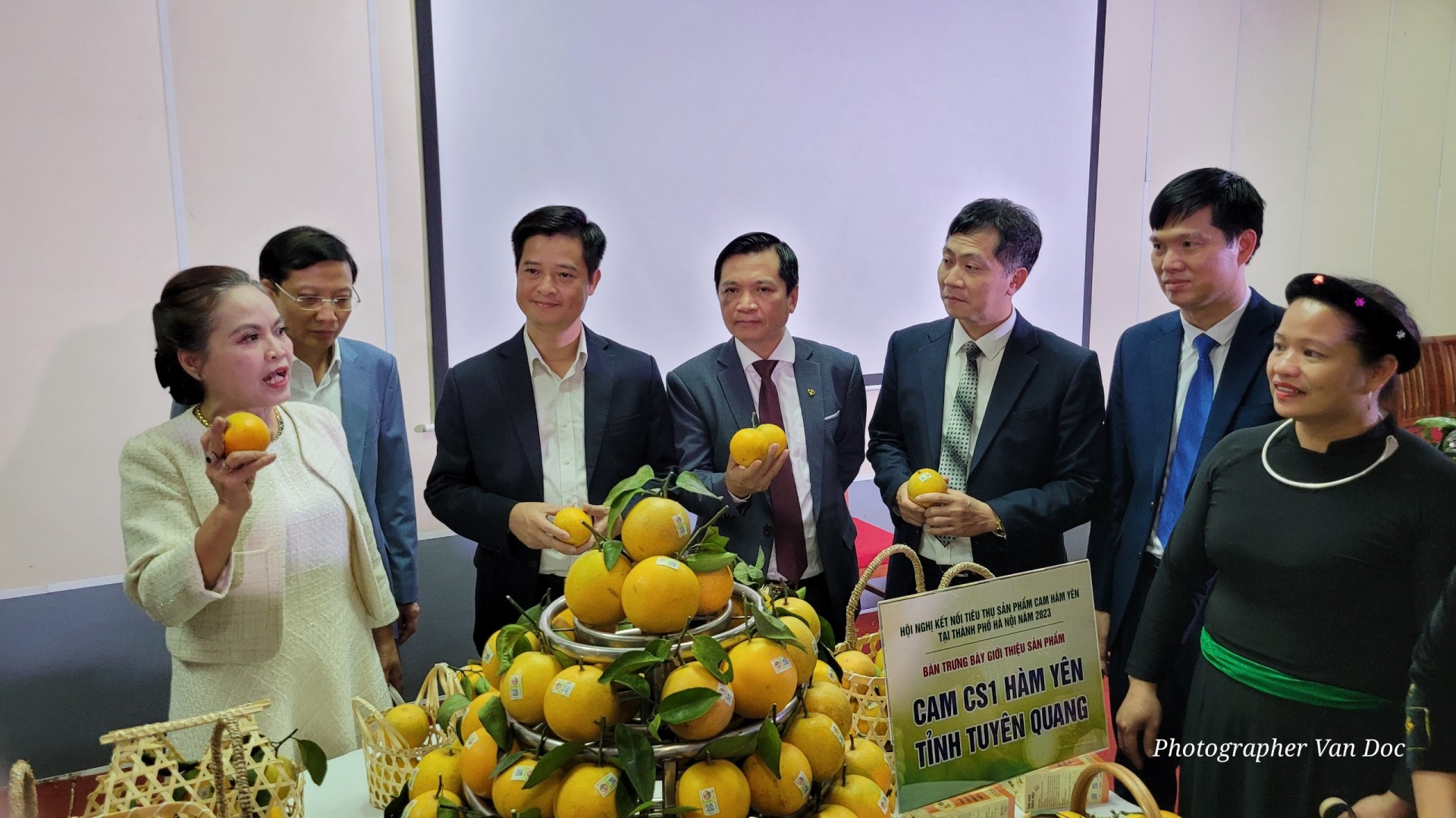 Promotion of Ham Yen orange on the sidelines of a Tuyen Quang Province’s produce sales promotion conference in Hanoi in 2023 - photo: Van Doc