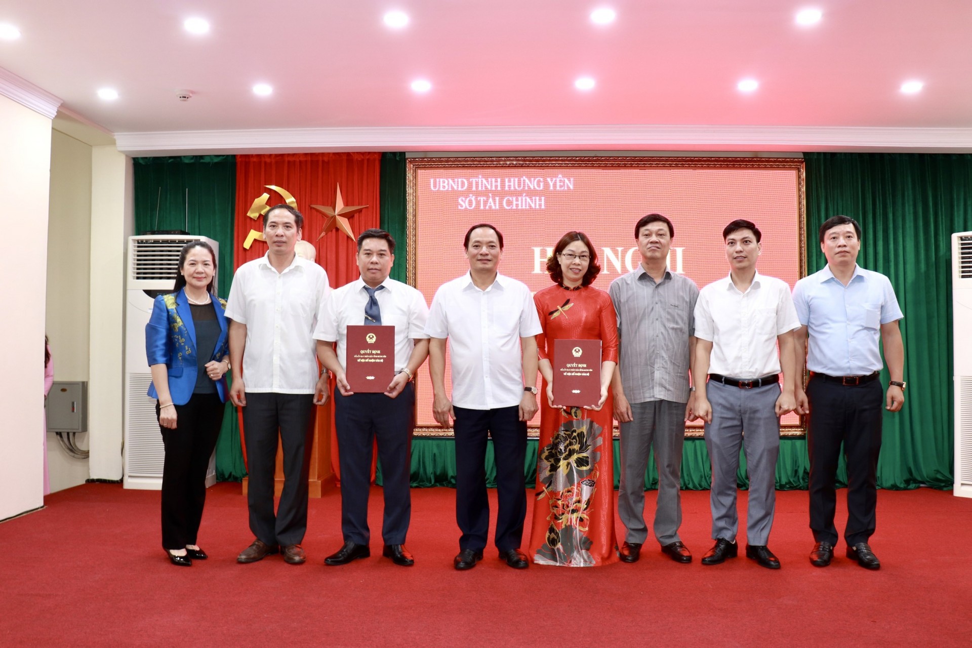 Tran Quoc Van, Deputy Secretary of the Provincial Party Committee and Chairman of the Provincial People’s Committee (fourth left), and the leadership of the Hung Yen Provincial Department of Finance, the Organization Commission of the Provincial Party Committee, and the provincial Department of Internal Affairs