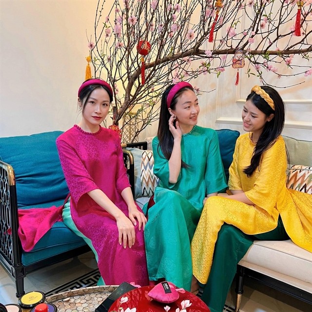 Young women wearing áo dài (traditional long dress) made of Nha Xá silk. — Photo Phạm Thị Lan Hương Young women wearing áo dài (traditional long dress) made of Nha Xá silk. — Photo Phạm Thị Lan Hương