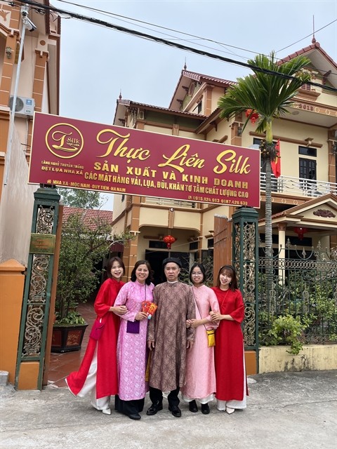 Artisan Phạm Văn Thực (middle) and all members of his family have the passion for silk. — Photo Phạm Thị Lan Hương Artisan Phạm Văn Thực (middle) and all members of his family have the passion for silk. — Photo Phạm Thị Lan Hương