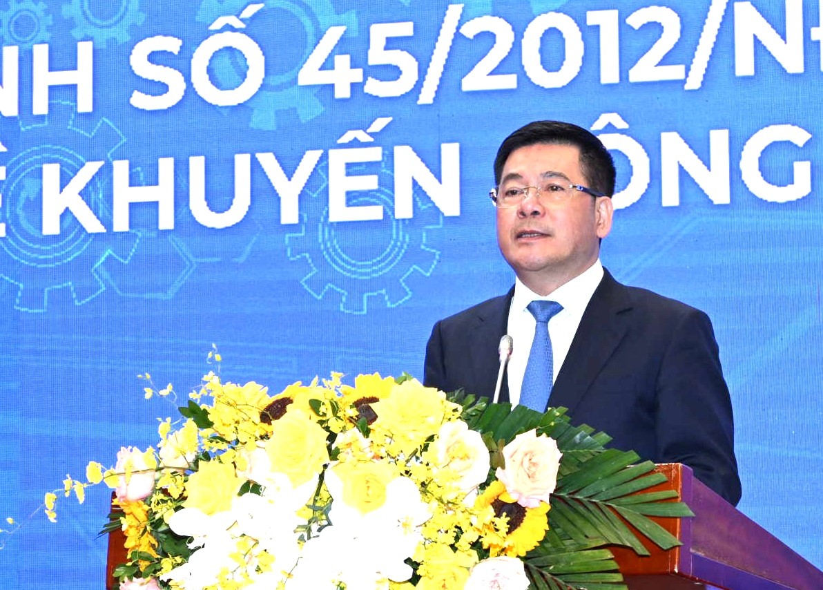 Minister of Industry and Trade Nguyen Hong Dien gives a speech at the conference reviewing 10 years of implementing the Government’s Decree 45/2012/ND-CP on industry promotion - photo: Can Dung 