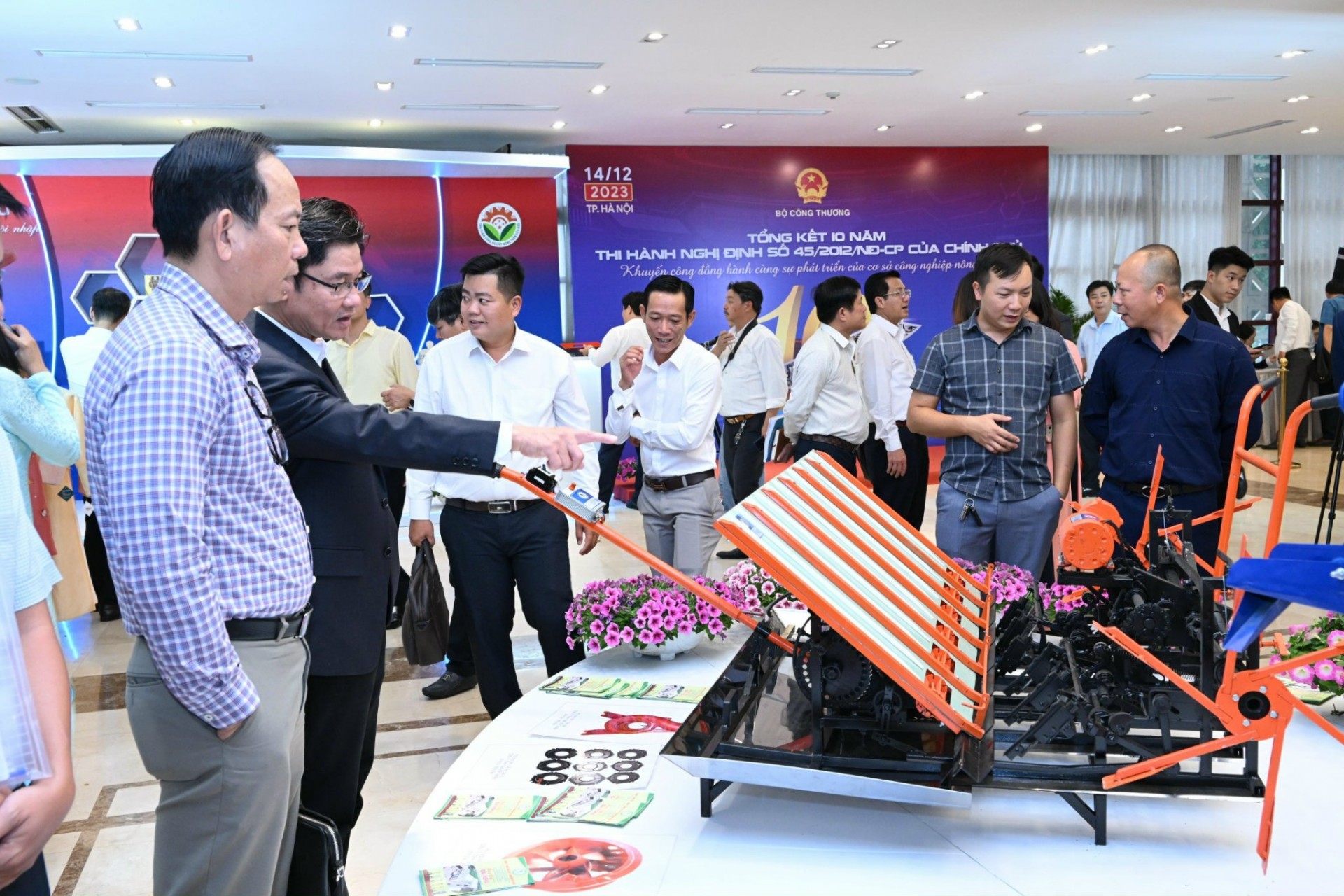 Exhibition of rural industrial products on the sidelines of the conference reviewing 10 years of implementing the Government’s Decree 45/2012/ND-CP on industry promotion - photo: Can Dung 