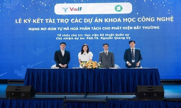 At the signing ceremony of a sponsorship agreement between VinIF and science and technology projects. (Photo: VNA)