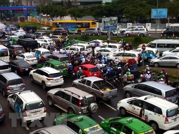 Traffic snarl on streets leading to Tân Sơn Nhất International Airport in HCM City. VNA Photo
