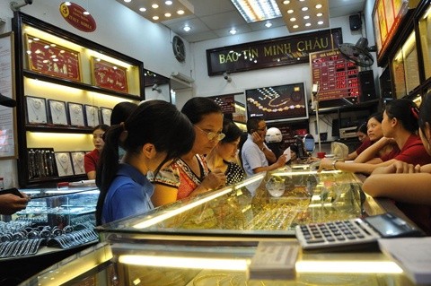 Customers buy gold at a shop in Hà Nội. The issuance of gold certificates will help mobilise hundreds of tonnes of gold held by the people to serve economic development purposes. — VNA/VNS Photo
