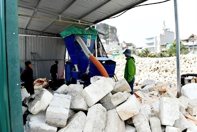 Recycling of foam into solid plastic pieces in Quảng Ninh Province. — VNA/VNS Photo Thanh Vân
