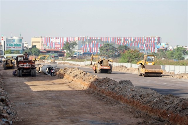 Construction of a new road connects Trần Quốc Hoàn and Cộng Hòa streets leading to the Tân Sơn Nhất International Aiport’s third passenger terminal in HCM City’s Tân Bình District. — VNA/VNS Photo Tiến Lực
