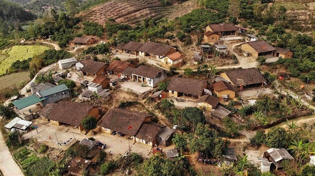 An aerial view of Bắc Hoa Hamlet, where there are dozens of preserved traditional houses with rammed earth walls and yin-yang tiled roofs. — VNA/VNS Photos Danh Lam An aerial view of Bắc Hoa Hamlet, where there are dozens of preserved traditional houses with rammed earth walls and yin-yang tiled roofs. — VNA/VNS Photos Danh Lam