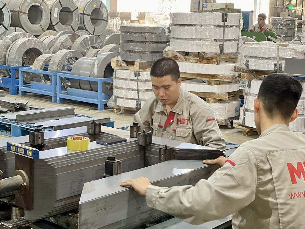 Domestic businesses need greater support to join global supply chains - photo: H.D