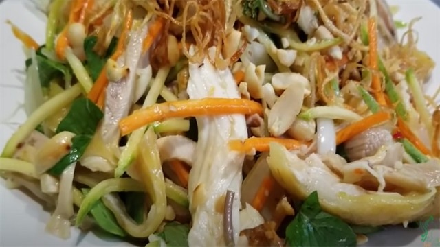 Chicken salad (gà xé phay) is a dish famous for its fragrant chicken, fresh herbs, and pungent onion and chili, which help to create an unforgettable aromatic taste. — Photo bachhoaxanh.com Chicken salad (gà xé phay) is a dish famous for its fragrant chicken, fresh herbs, and pungent onion and chili, which help to create an unforgettable aromatic taste. — Photo bachhoaxanh.com