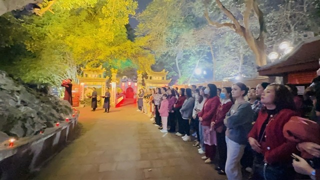 The audience attend a worship ceremony at the beginning of the show. — VNS Photo Lê Hương The audience attend a worship ceremony at the beginning of the show. — VNS Photo Lê Hương