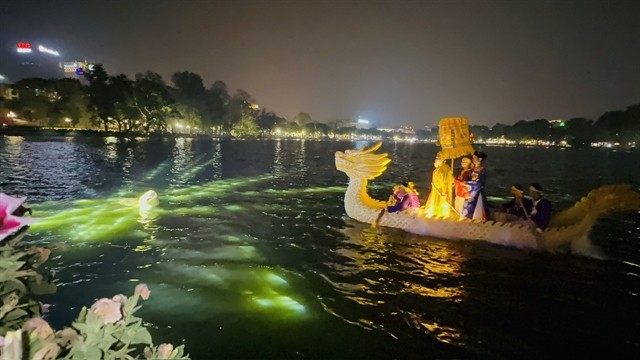The legend of Lê Lợi King (1428-1433) returning a magic sword to the golden turtle is the highlight of the night time show. — VNS Photo Lê Hương The legend of Lê Lợi King (1428-1433) returning a magic sword to the golden turtle is the highlight of the night time show. — VNS Photo Lê Hương