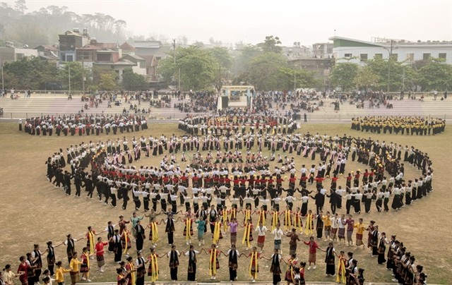 The large-scale Xòe Thái dance performance Điện Biên - Flower Rendezvous features about 2,000 dancers at the National Tourism Year-Điện Biên and the Ban Flower Festival in Điện Biên Province. The large-scale Xòe Thái dance performance Điện Biên - Flower Rendezvous features about 2,000 dancers at the National Tourism Year-Điện Biên and the Ban Flower Festival in Điện Biên Province.