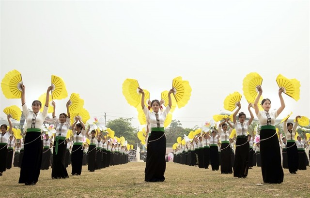 Dancers from 14 clubs and schools take part in the first Xòe Thái Dance Festival. Dancers from 14 clubs and schools take part in the first Xòe Thái Dance Festival.