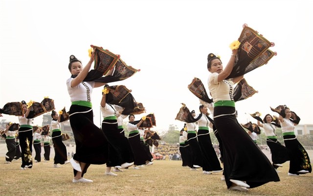 The folk dance is practised among large number of people including students and Thái culture lovers. The folk dance is practised among large number of people including students and Thái culture lovers.