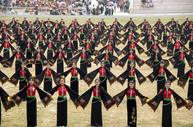 A dance by troupe from Điện Biên Phủ High School. A dance by troupe from Điện Biên Phủ High School.