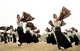 Xòe Thái dance makes strong impression at Điện Biên's festival