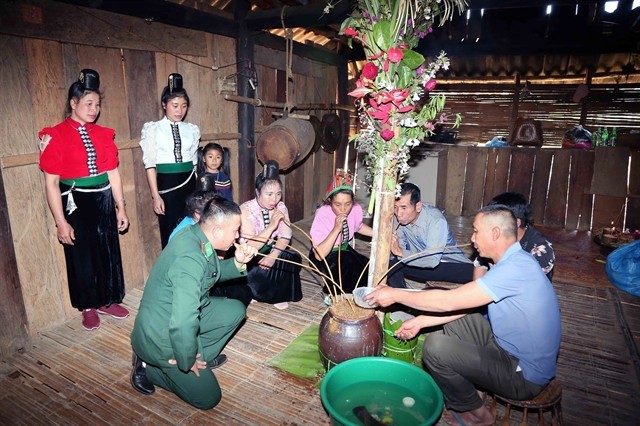 Villagers enjoy rượu cần (wine stored in a big jar and drunk with long bamboo straws) during Sà Típ Festival. VNA/VNS Photos Quang Quyết Villagers enjoy rượu cần (wine stored in a big jar and drunk with long bamboo straws) during Sà Típ Festival. VNA/VNS Photos Quang Quyết