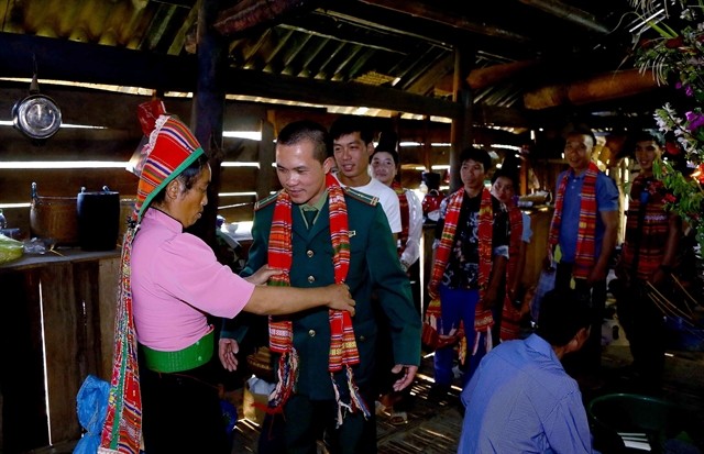 Villagers are welcomed by the host during Sà Típ Festival Villagers are welcomed by the host during Sà Típ Festival