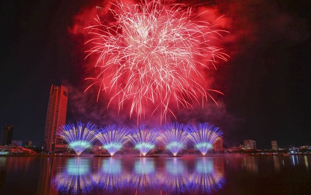 A fireworks performance at the Đà Nẵng International Fireworks Festival over the Hàn River. Việt Nam will perform with France in the opening ceremony of the Đà Nẵng International Fireworks Festival 2024. Photo courtesy of Trần Lê Lâm  A fireworks performance at the Đà Nẵng International Fireworks Festival over the Hàn River. Việt Nam will perform with France in the opening ceremony of the Đà Nẵng International Fireworks Festival 2024. Photo courtesy of Trần Lê Lâm