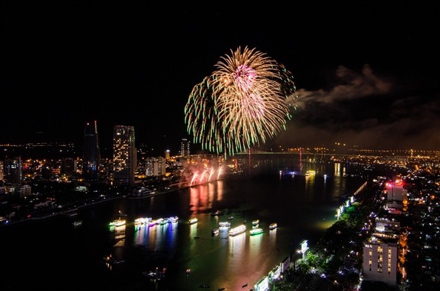 A fireworks performance over the Hàn River in Đà Nẵng. The central beach city attracts millions of visitors during the one-month fireworks festival. Photo courtesy of DIFF A fireworks performance over the Hàn River in Đà Nẵng. The central beach city attracts millions of visitors during the one-month fireworks festival. Photo courtesy of DIFF