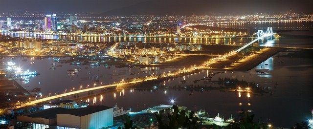A night view of the Hàn River in Đà Nẵng. The city is favourite rendezvous for international fireworks teams at its annual fireworks festival. Photo courtesy of Trần Lê Lâm  A night view of the Hàn River in Đà Nẵng. The city is favourite rendezvous for international fireworks teams at its annual fireworks festival. Photo courtesy of Trần Lê Lâm