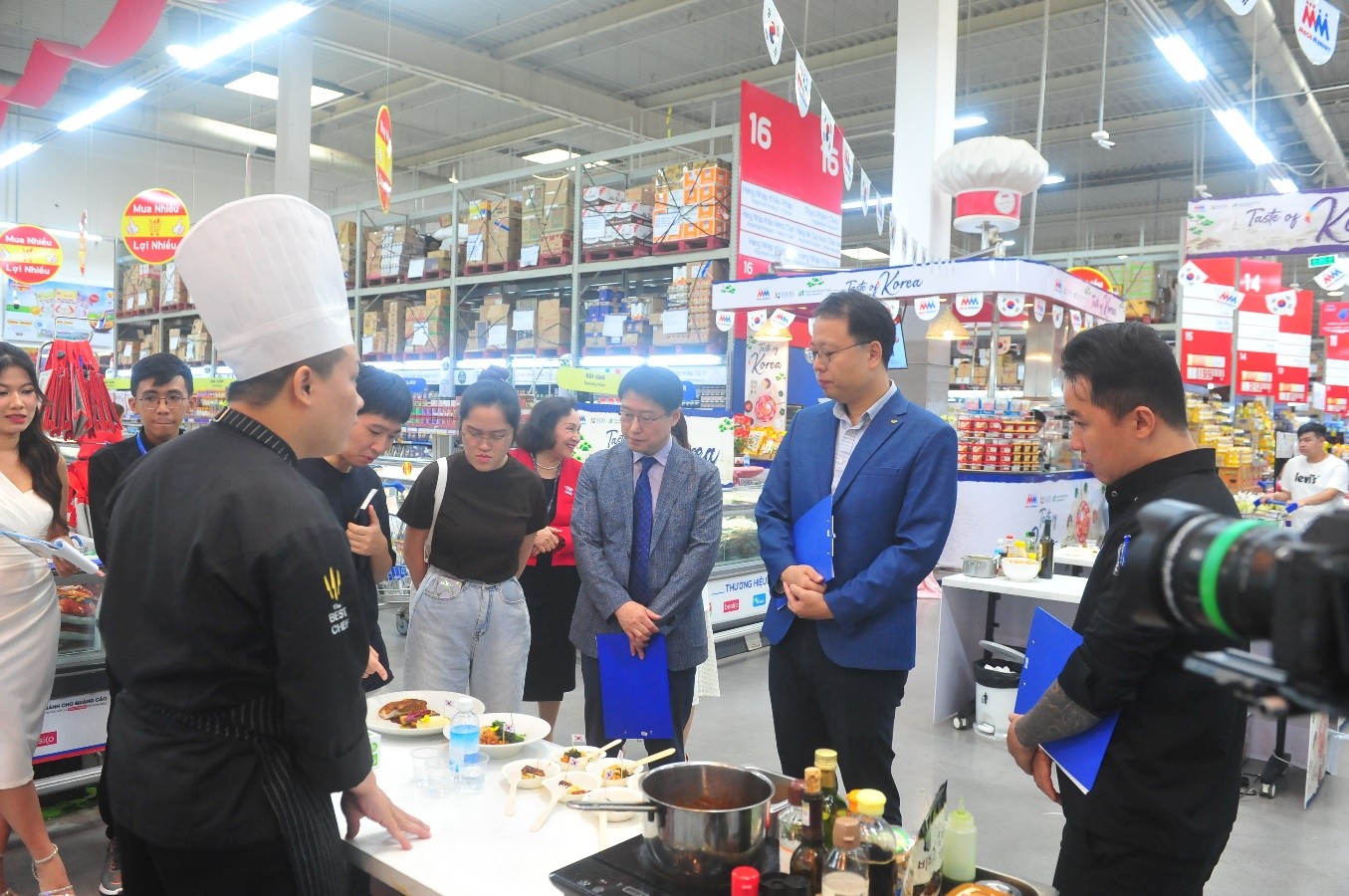 Mr. Yu Byung Ha, Consul of Korean Consulate General in Ho Chi Minh City, and Mr. Cho Sung Bae, Director of aT Center in Ho Chi Minh City gave positive praises and encouragements to all candidates