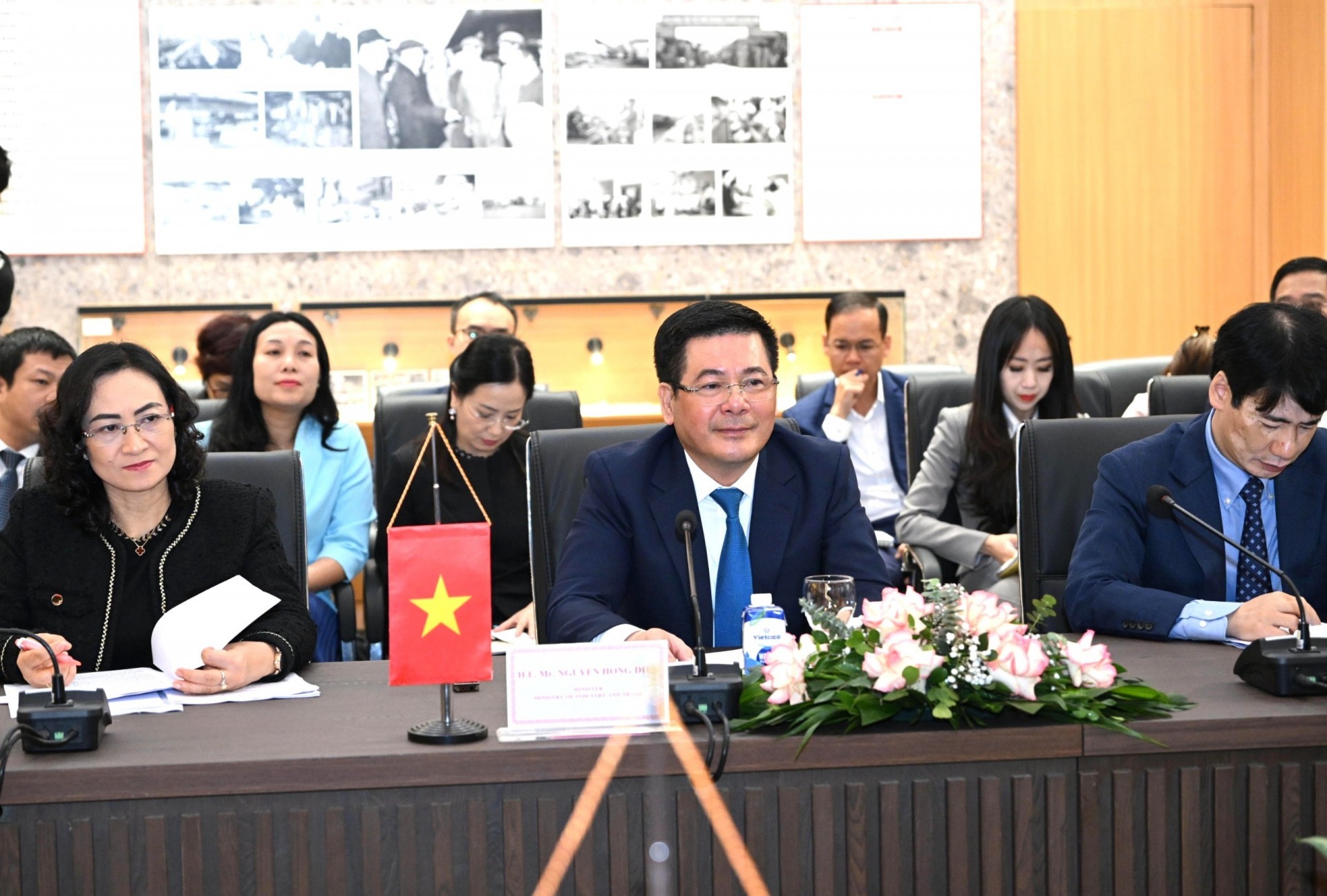 Minister Nguyen Hong Dien, Deputy Minister Phan Thi Thang and other Vietnamese officials  Minister Nguyen Hong Dien, Deputy Minister Phan Thi Thang and other Vietnamese officials