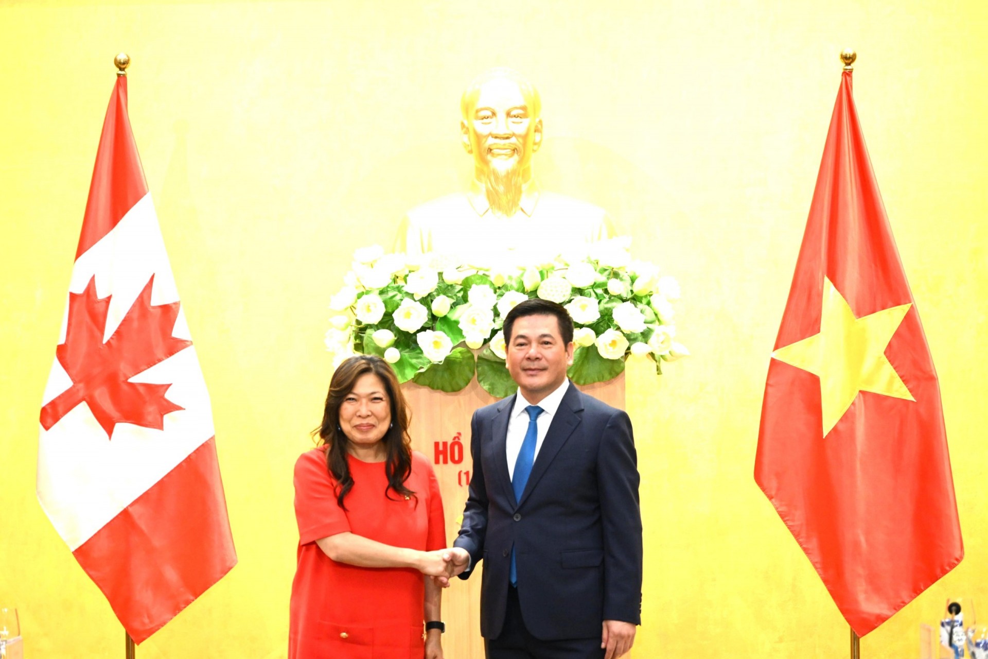 Vietnamese Minister of Industry and Trade Nguyen Hong Dien (right) and Canadian Minister of Export Promotion, International Trade and Economic Development Mary Ng  Vietnamese Minister of Industry and Trade Nguyen Hong Dien (right) and Canadian Minister of Export Promotion, International Trade and Economic Development Mary Ng